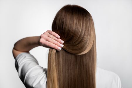 žena ukazuje zdravé vyživené vlasy