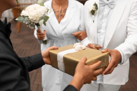 novomanželia dostávajú svadobný dar