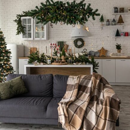 obývačka vyzdobená vianočnými ozdobami