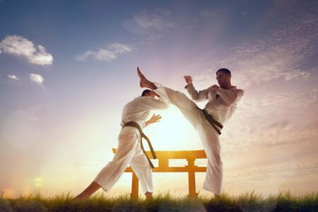 zápasníci karate predvádzajú techniky