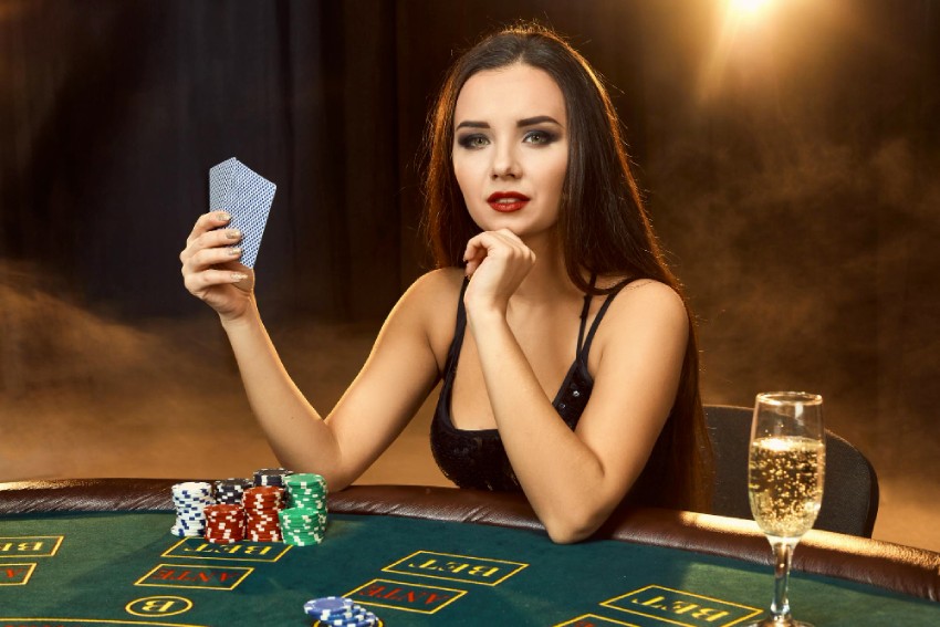 žena hrá poker