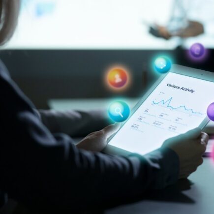 Muž držiaci iPad na ktorom je zobrazený graf návštevnosti