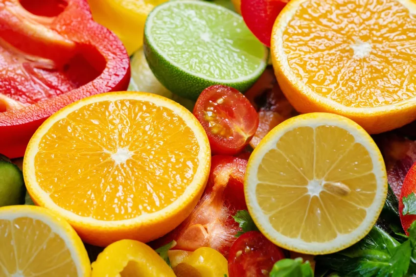 Detail rozkrojených citrusov a farebnej zeleniny plných vitamínu C
