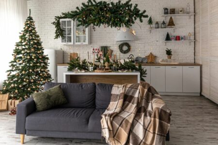 obývačka vyzdobená vianočnými ozdobami