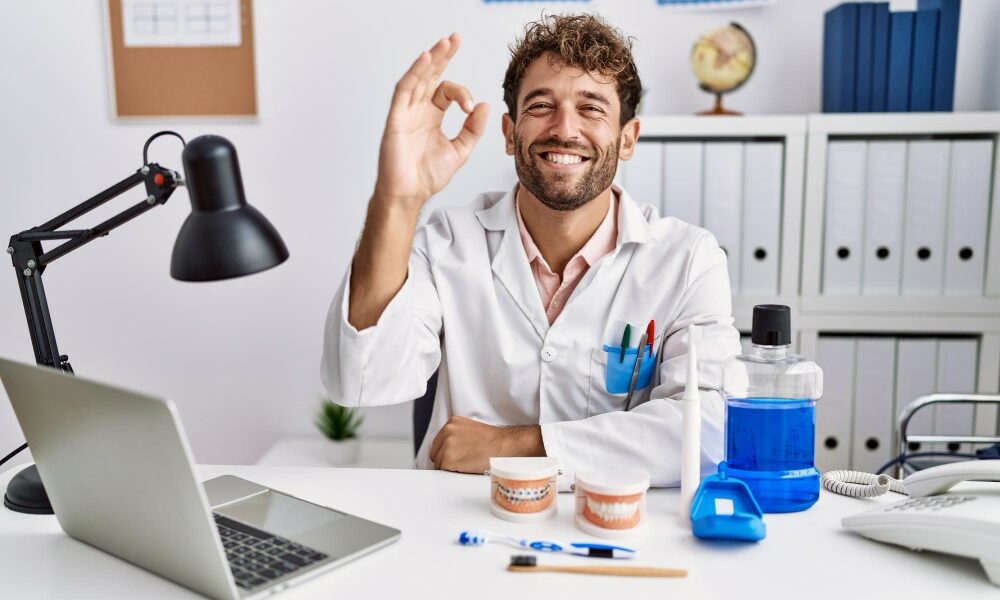 dentálny hygienik ukazuje ok znak