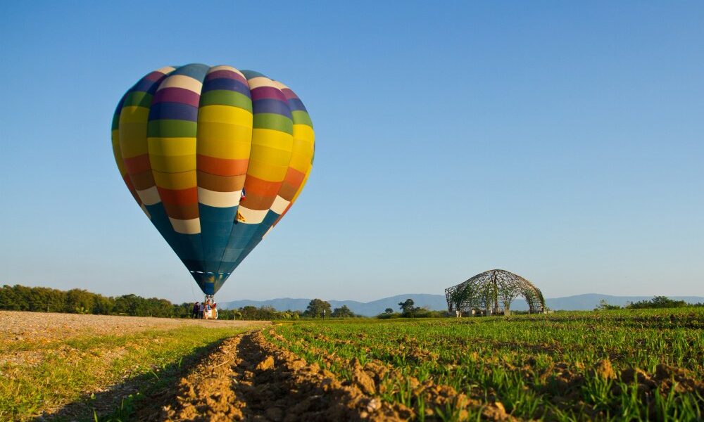 horko-vzdušný balón pripravený vyletieť do vzduchu