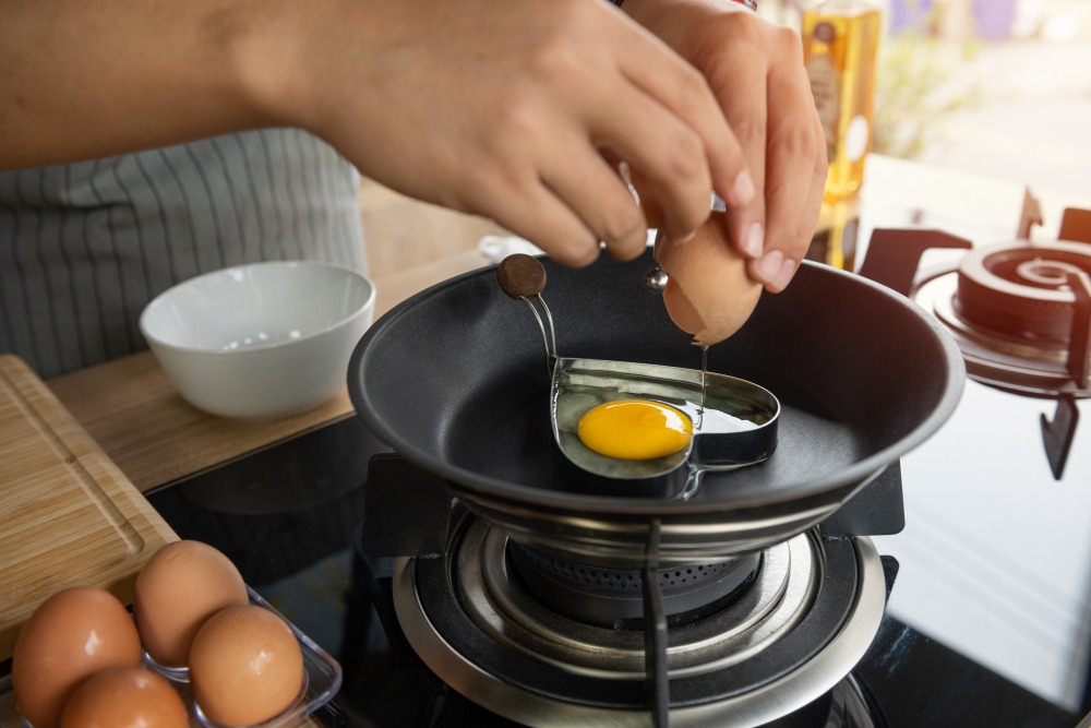 príprava vajíčok do anglických raňajok
