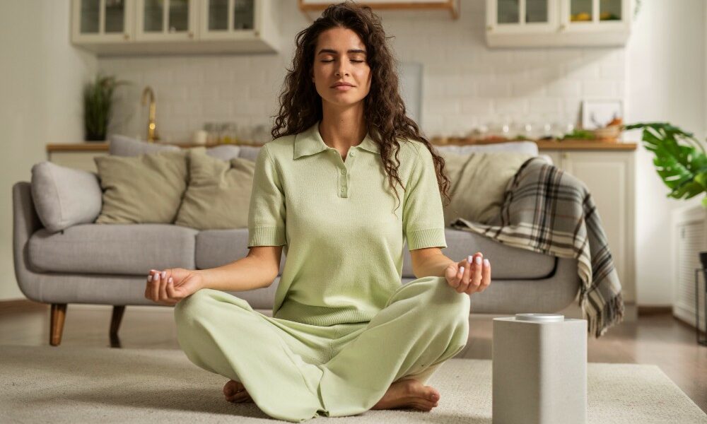 žena predvádza meditáciu vo svojej obývačke