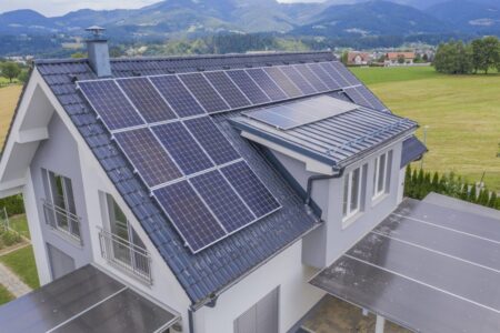 dom so solárnymi panelmi