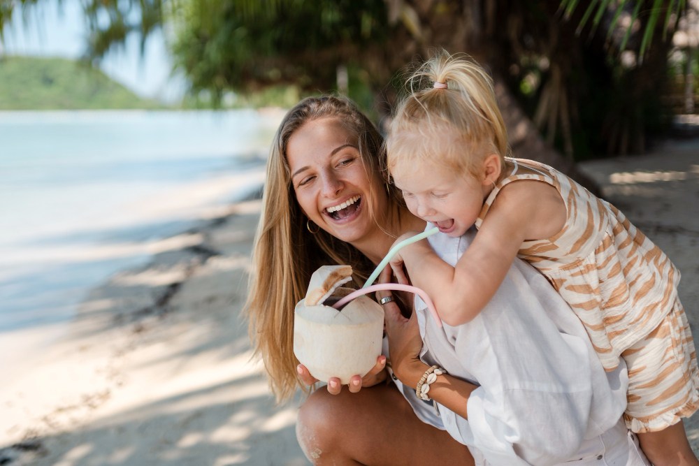 mama s dcérou pijú nápoj z kokosového orechu