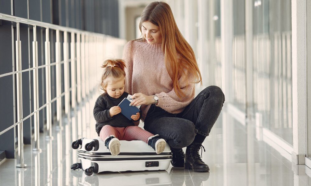 mama s dcérou sa zabávajú na letisku
