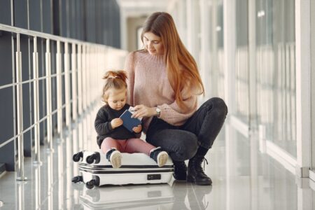 mama s dcérou sa zabávajú na letisku