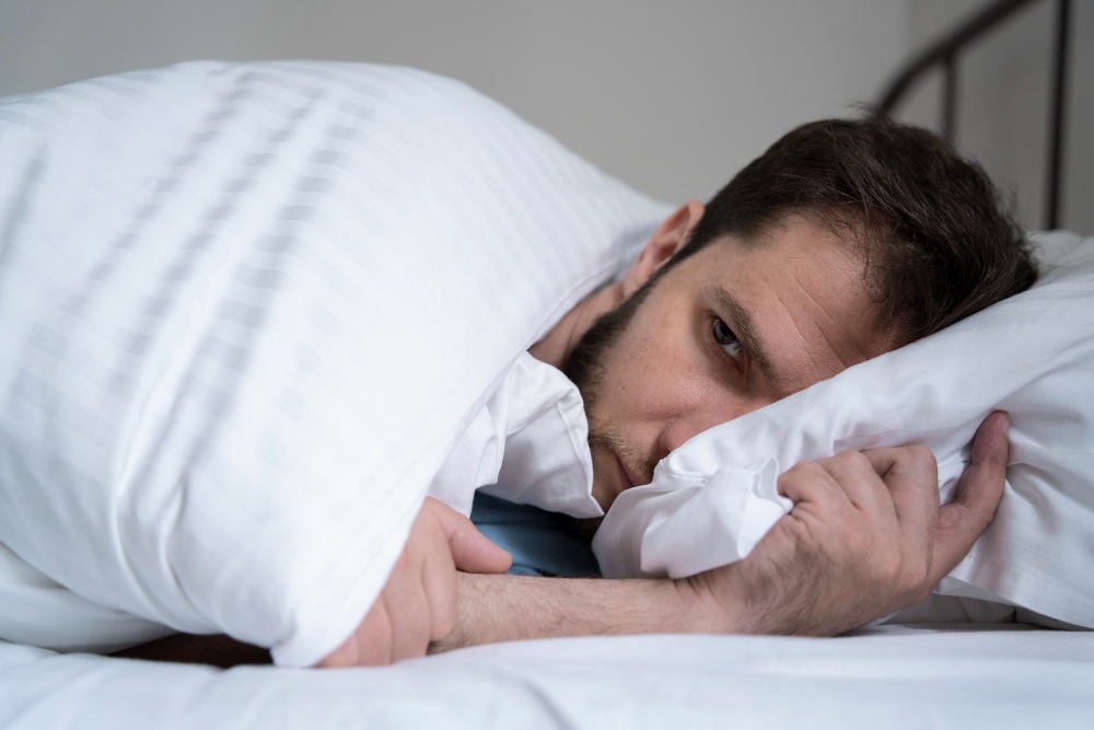 muž leží v posteli a snaží sa prekonať svoje depresie
