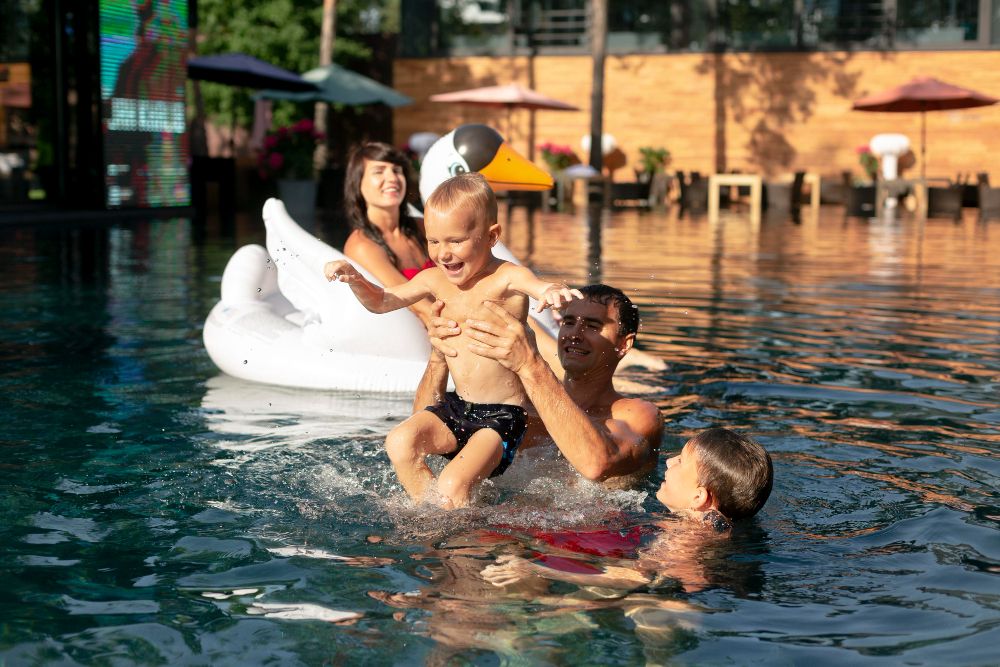 šťastná rodina sa zabáva v bazéne s nafukovačkou