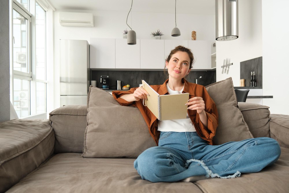 žena sedí spokojne doma kvôli klimatizácií