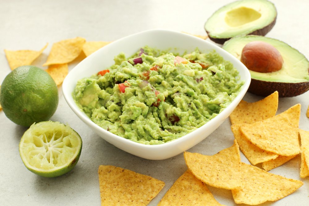 pripravené guacamole z paradajky a avokáda