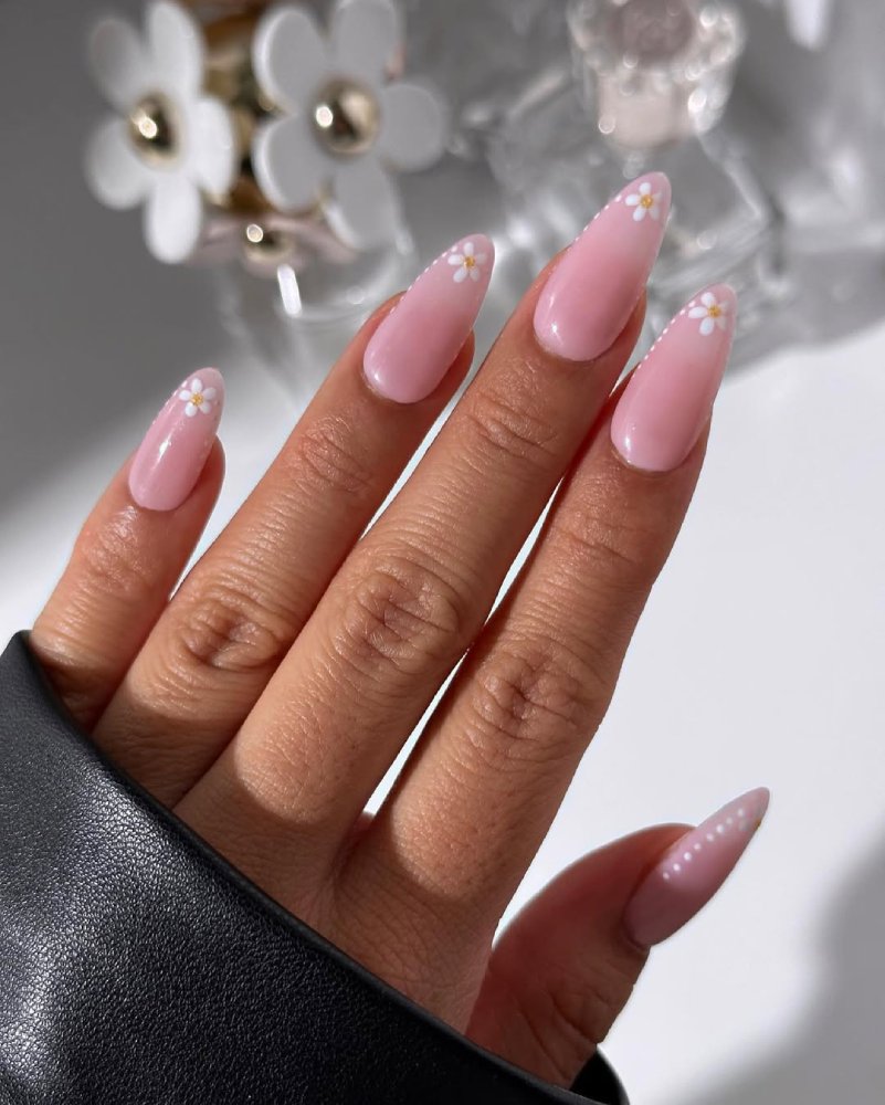 drobné kvietky na nechtoch