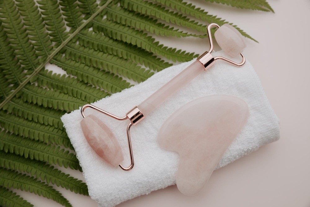 face roller a kameň